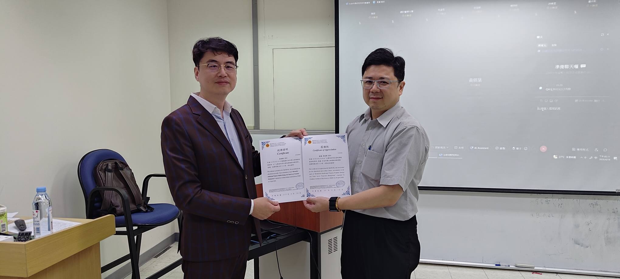 Dr. Chih-Wei Wu receiving a certificate at National Defense Medical University